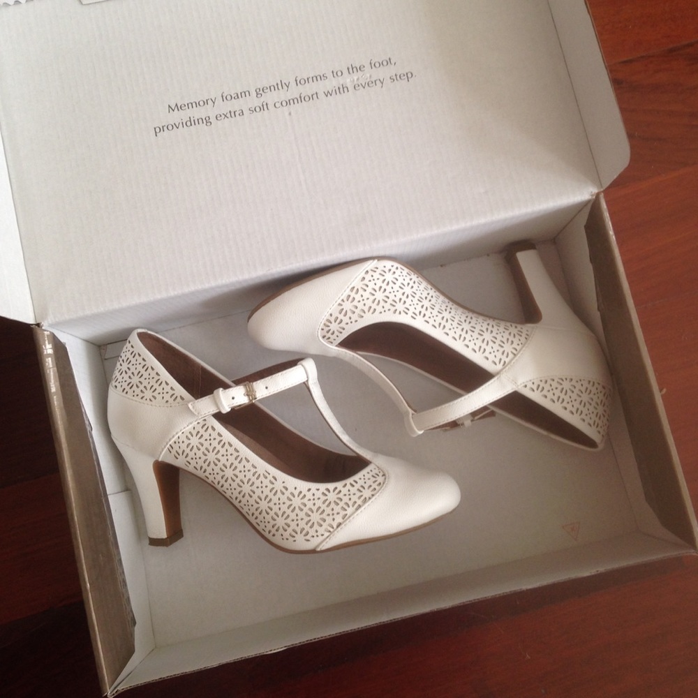 Giani Bernini White Heels